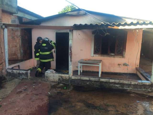 Homem mata vizinho a tiros, foge e tem casa queimada no Jardim Nhanh&aacute;