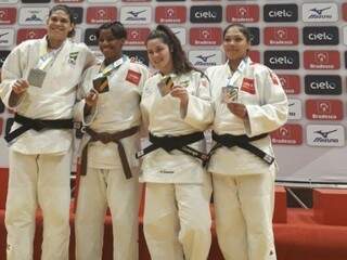 Camila Ponce (primeira à esquerda) exibe medalha obtida na competição nacional (Foto: Divulgação) 