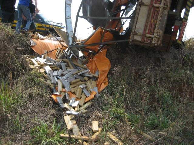  Caminh&atilde;o carregado com maconha tomba na BR-267 em Maracaju