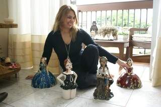 Andrea também na produção das bonecas, sua marca registrada. (Foto: Arquivo Pessoal)