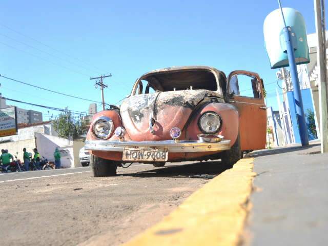  Moradores incendeiam ve&iacute;culo, ap&oacute;s motorista atropelar 10 e fugir
