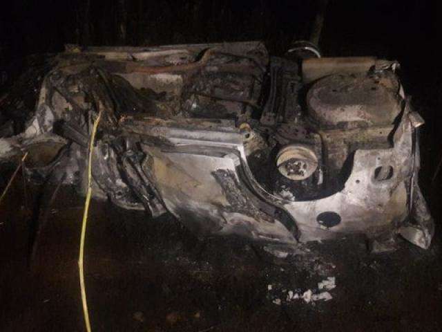 Quatro pessoas morrem ap&oacute;s van de prefeitura bater e pegar fogo