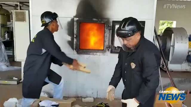 Pol&iacute;cia incinera mais de oito toneladas de drogas apreendidas em opera&ccedil;&otilde;es