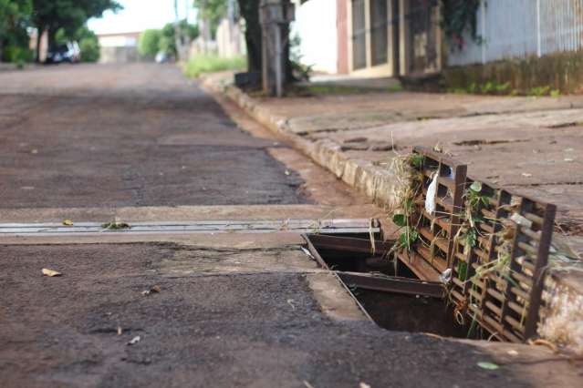 Moradores filmam rua &quot;problema&quot; no Ot&aacute;vio Pecora novamente alagada