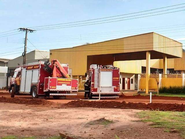 Bombeiros socorrem v&iacute;tima de inc&ecirc;ndio em ind&uacute;stria de am&ocirc;nia 