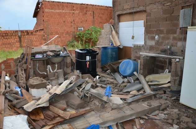 Vendaval destelha casas, provoca queda de &aacute;rvores e muros no interior