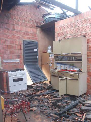  Mulher tem casa no Jardim Noroeste destru&iacute;da em inc&ecirc;ndio e acusa ex-marido 