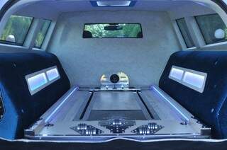 O interior do veículo luxoso utilizado para o cortejo. 