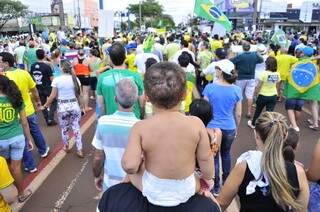 Crianças levadas pelos pais também participaram de manifesto contra a corrupção (Foto: Eliel Oliveira)