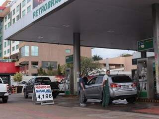 Preço da gasolina caiu -2,98%. (Foto: Fernando Antunes)