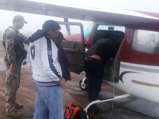 Traficantes abandonam carro com drogas e fogem nadando ao Paraguai