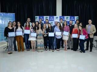 Professores e universitários exibindo certificados troféus recebidos. (Foto: Divulgação/ Águas Guariroba)