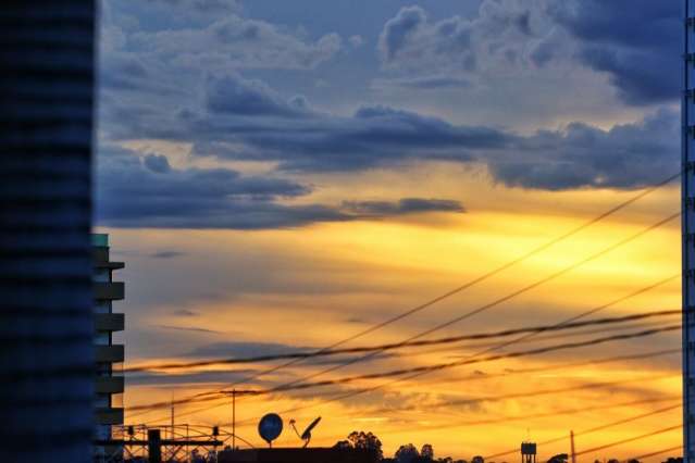 Previsão é de mais um dia quente, com máxima de 36ºC e chuvas à tarde