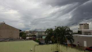 Céu nublado anuncia mais chuva na região central (Foto: Samuel Echeverria)
