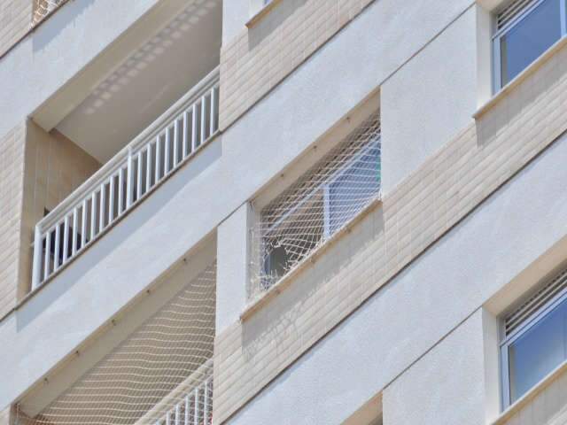 Menino caiu de altura de 39 metros; tela de uma das janelas est&aacute; rasgada
