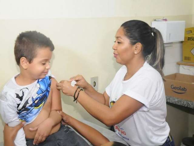 Vacina contra gripe &eacute; aplicada em 4 unidades de sa&uacute;de neste domingo 