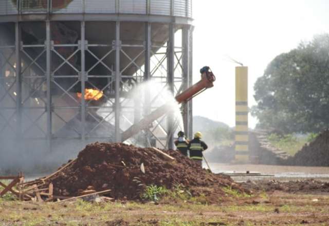 Inc&ecirc;ndio em silo &eacute; controlado, mas  bombeiros estimam que fogo dure mais 2 horas