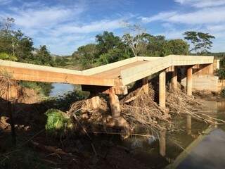 Edificada em 2014 a ponte não suportou temporal e ficou retorcida, causando prejuízo para a região.