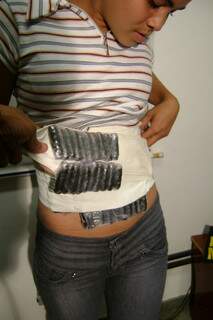 A jovem transportava 96 cápsulas de cacaína na cintura. (Foto: Divulgação)
