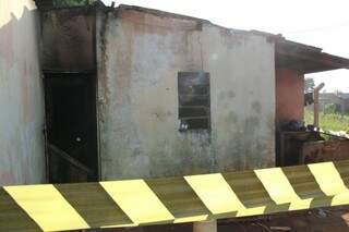 Casa onde incêndio matou mulher de 41 anos (Foto: Marcos Ermínio)