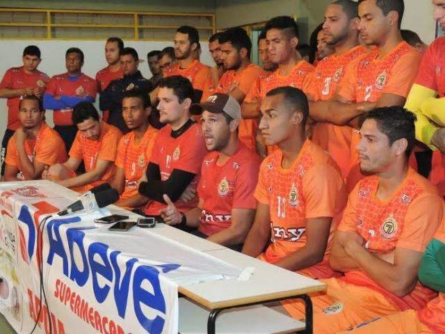 Com sal&aacute;rio atrasados, elenco do Sete cobra mais investimentos no clube