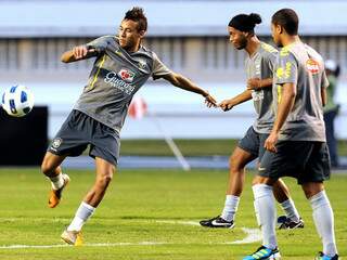 Neymar, Ronaldinho, Lucas, além do atacante Borges, formarão quarteto ofensivo da seleção contra a Argentina. (Foto: AFP)