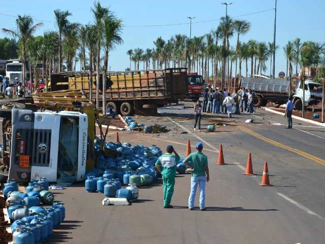 Acidente entre tr&ecirc;s caminh&otilde;es mata uma pessoa na sa&iacute;da para Sidrol&acirc;ndia 