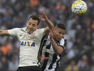 Jogadores de Corinthians e Botafogo em lance de partida disputada em 2016 (Foto: Daniel Augusto Jr/Agência Corinthians)