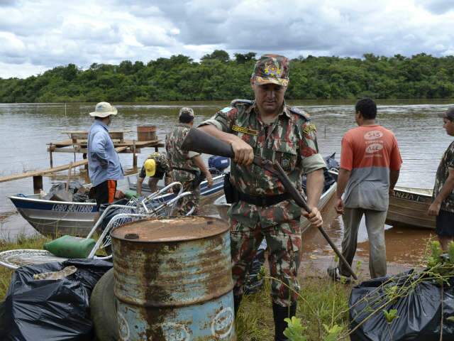  PMA e volunt&aacute;rios recolhem uma tonelada e meia de lixo no rio Pardo 