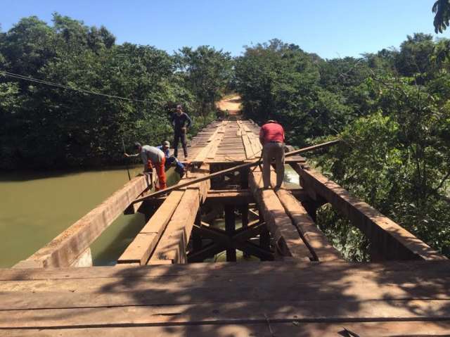 Ap&oacute;s recomenda&ccedil;&atilde;o do MPE, prefeitura e fazendeiros reformam ponte 