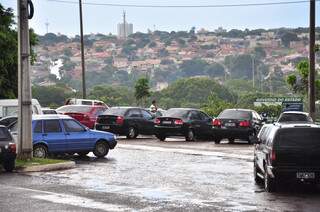 Carros parados próximo à Cidade do Natal,um dos pontos de estacionamento irregular.
