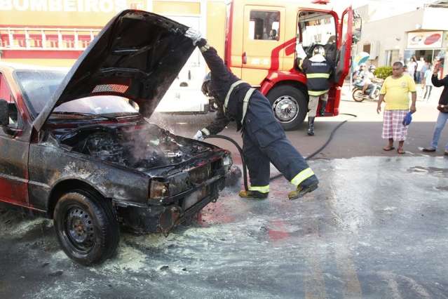 Um m&ecirc;s ap&oacute;s conserto de R$ 1,4 mil, carro &eacute; destru&iacute;do pelo fogo