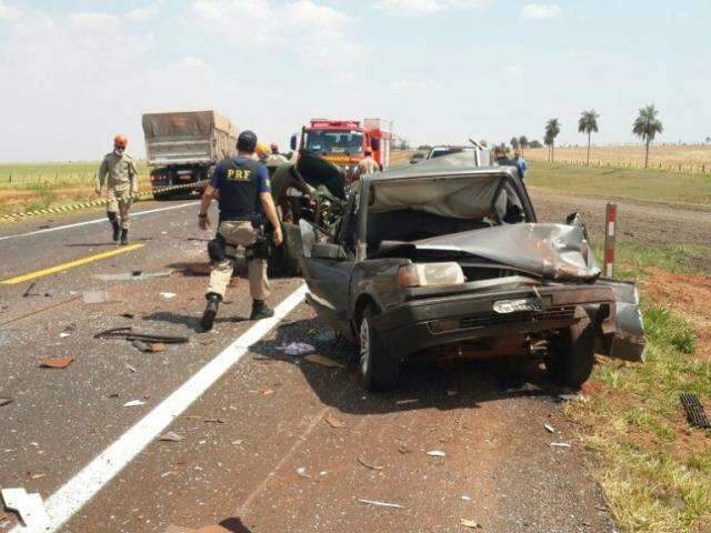 Carreta atropela 5 carros em parada de obra e mata duas pessoas na BR-463