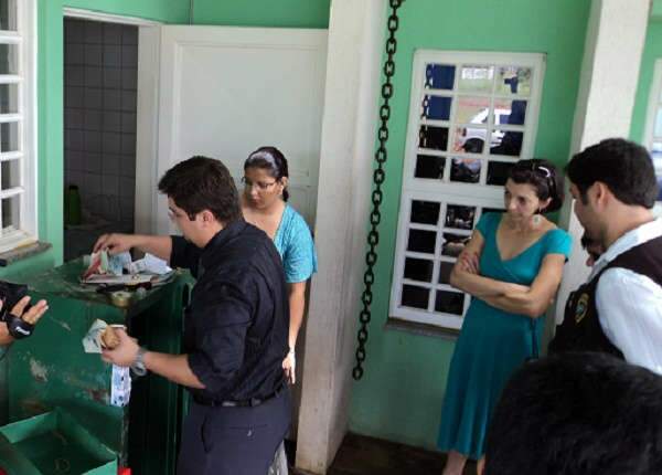 Cofre de suspeito de assassinato &eacute; aberto pela Pol&iacute;cia, em Coxim