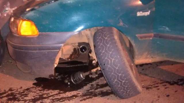 Buraco e avenida mal iluminada causam acidente entre dois ve&iacute;culos