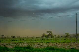 Na tarde do dia 3, nuvem de poeira antecedeu chuva em Campo Grande, como na saída para Três Lagoas. (Foto: Kisie Ainoã)