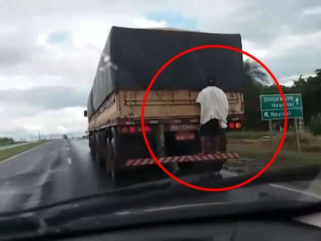 Jovem pretendia viajar 120 km pendurado na traseira de caminh&atilde;o