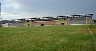 Gramado do Estádio Arthur Marinho com tampões de grama para receber o jogo entre Corumbaense e Águia Negra, neste domingo (Foto: FFMS/Divulgação)
