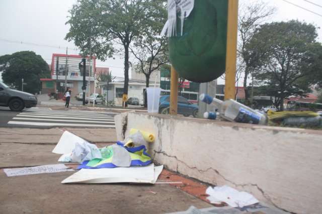 Pra&ccedil;a &eacute; tomada pelo lixo; Na C&acirc;mara, sujeira coube em saco de 100 litros