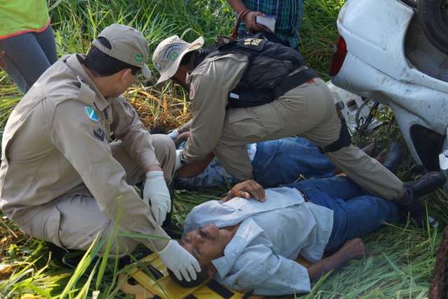 Condutor perde controle de dire&ccedil;&atilde;o e capota ve&iacute;culo na BR-267 em Bataguassu