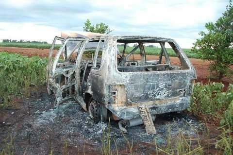 Casal desaparece e veículo das vítimas é encontrado incendiado
