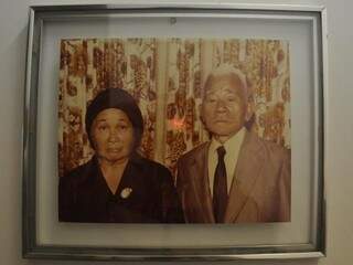 O patriarca da família, Kamé Adania, e a esposa (Foto: Marcelo Calazans)