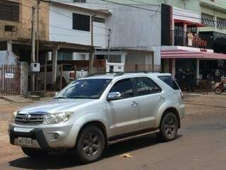 Toyota SW4 usada por Juana Torres, no local onde mulher e o filho foram atacados a tiros (Foto: Porã News)