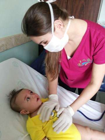 Fam&iacute;lia luta pela sobreviv&ecirc;ncia de beb&ecirc; com alergia alimentar rara