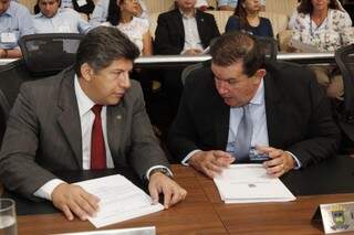Lídio Lopes e Eduardo Rocha conversam durante a sessão (Foto: Assessoria/ALMS)