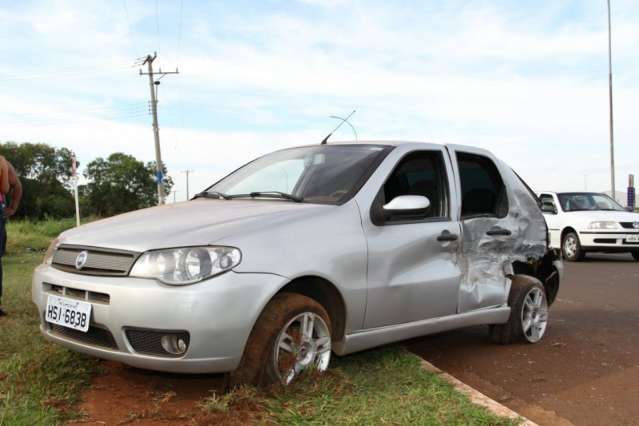 Acidente entre Palio e caminhonete deixa tr&ecirc;s feridos no Aero Rancho