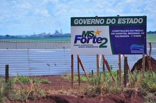 Placa do governo do Estado informa sobre a construção da primeira etapa do Hospital Regional de Dourados (Foto: Eliel Oliveira)