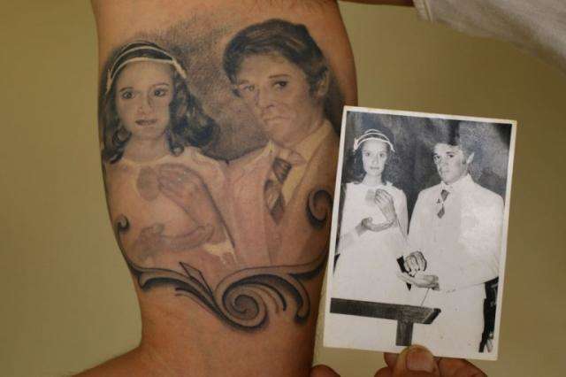 Tatuagem que reproduz foto da d&eacute;cada 80 &eacute; s&iacute;mbolo de esperan&ccedil;a no amor 