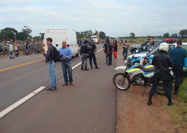 Trabalhadores de empresa bloqueiam rodovia em Tr&ecirc;s Lagoas