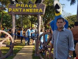 Levi Batista se disse emocionado em poder atuar na recuperação de peças que criou para a Praça Pantaneira. (Foto: Liniker Ribeiro)
